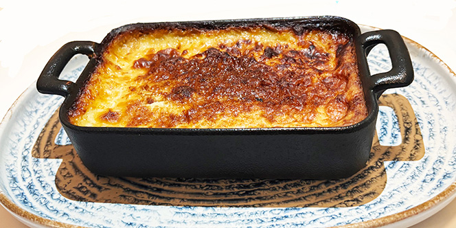 Hibou Bistro Grec Perpignan propose une moussaka authentique, plat grec maison délicieux