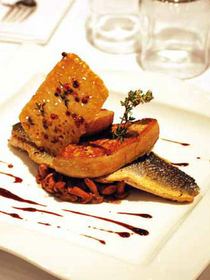 Filet de bar braisé et foie gras présenté par le restaurant Casa Léon de Collioure (crédits photos: networld-Casa Léon)