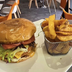 Au coin gourmand Perpignan • Restaurant fait maison et Tapas. Ici un burger maison ( ® facebook au coin gourmand)