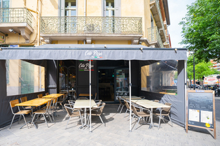 Côté Pizza à Perpignan et ses tables en terrasse