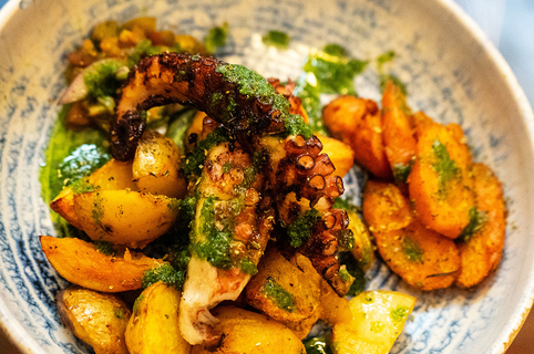 Hibou bistro grec Perpignan • Restaurant grec Perpignan • Cuisine faite maison • Poulpe grillé (®hibou bistro grec)