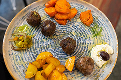 Hibou bistro grec Perpignan • Restaurant grec Perpignan • boulettes de boeuf aux légumes rôtis