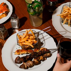 La Table des Secrets Perpignan • Restaurant immersif Magie • Brochettes ©photo Justine Berenguel