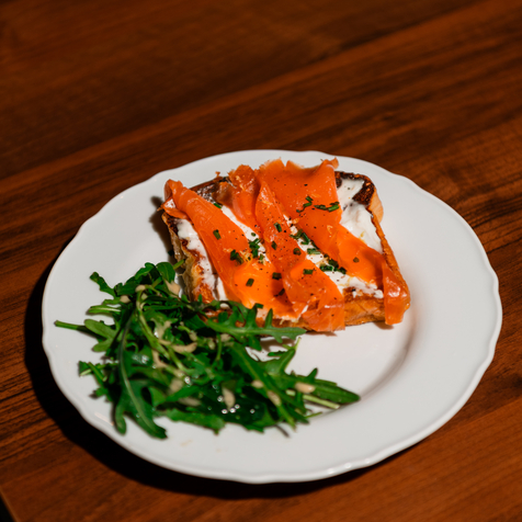 BRIOCHE PERDUE À LA TRUITE SAUMONÉE FUMÉE AU RESTAURANT LA TABLE DES SECRETS À PERPIGNAN