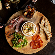 CAMEMBERT RÔTI ET CHARCUTERIE RESTAURANT LA TABLE DES SECRETS À PERPIGNAN