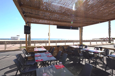 Pita Corner Canet-Plage • restaurant grec avec des tables en terrasse vue mer ( ®SAAM-evan PETITFILS)