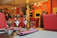 Salle chaleureuse du restaurant Al Catala dans la ville de Céret (crédits photos : networld – Stephane Delchambre)
